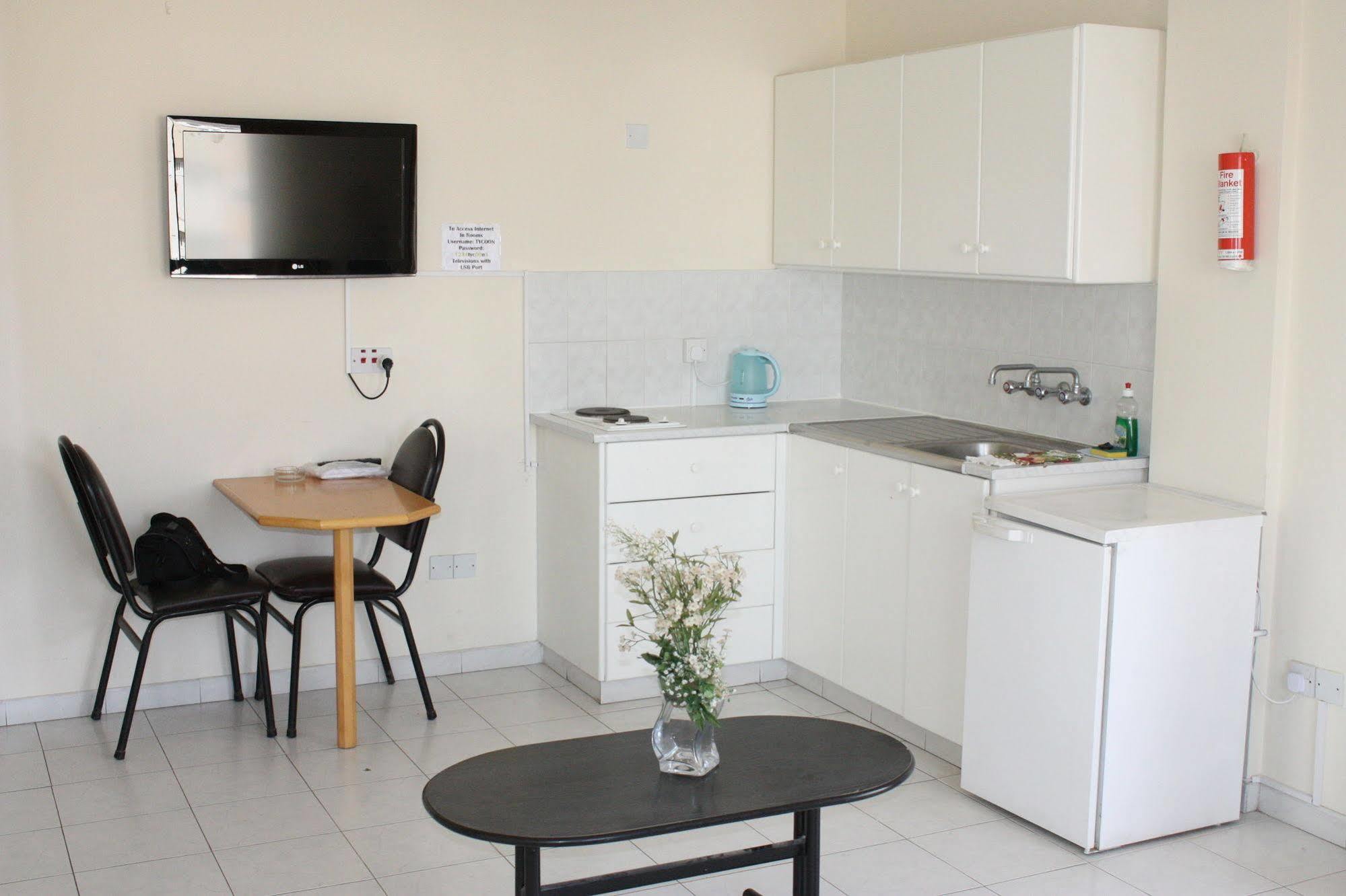 Tycoon Apartments Лимасол Екстериор снимка